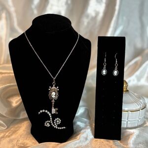 Daphnes Jewelry Set - Pendant Necklace & Earrings